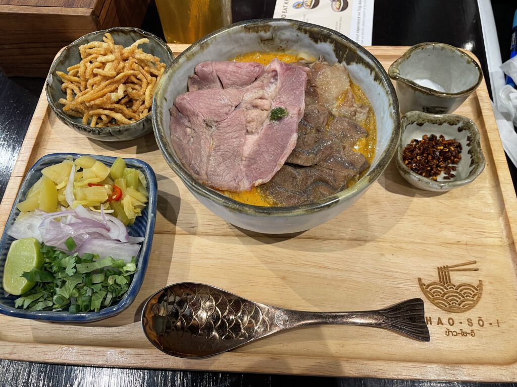 タイ料理、カオ・ソーイの写真。カレーラーメンのような見た目。