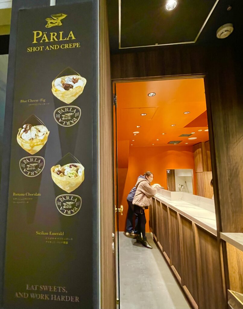 PARLAの店内。細長く、スタンディングバーみたいなイメージ。