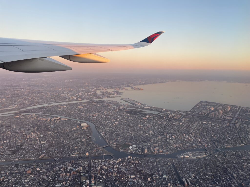 機内から見た羽田空港上空の写真