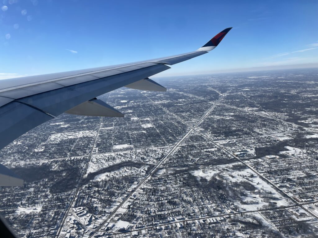 デトロイト上空の雪景色の街の写真