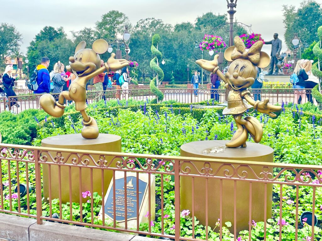 シンデレラ城前のミッキーとミニーの銅像