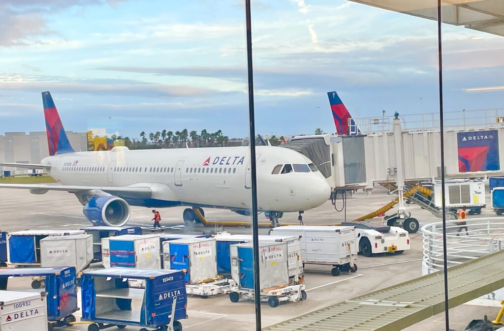 デルタ航空の駐機している飛行機の機体