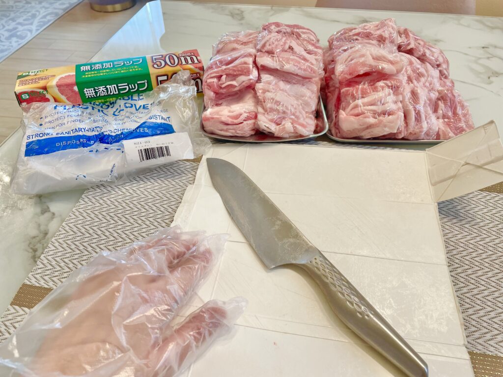 カナダ産三元豚バラしゃぶしゃぶ　約2kgを冷凍する下作業