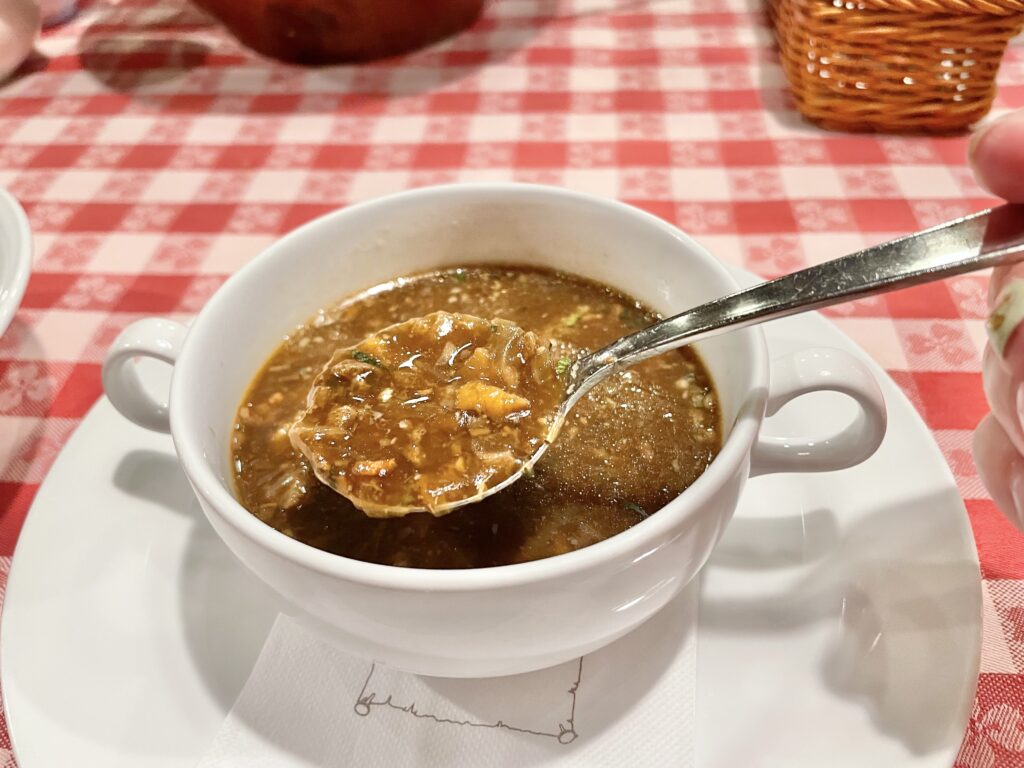 本日のスープ：ポルチーニスープには刻まれたキノコがたくさん入っています。