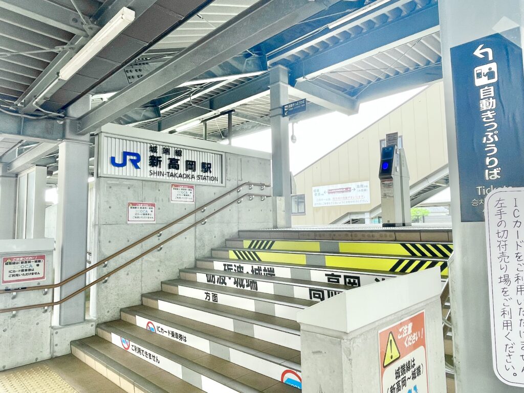 JR城端線の新高岡駅