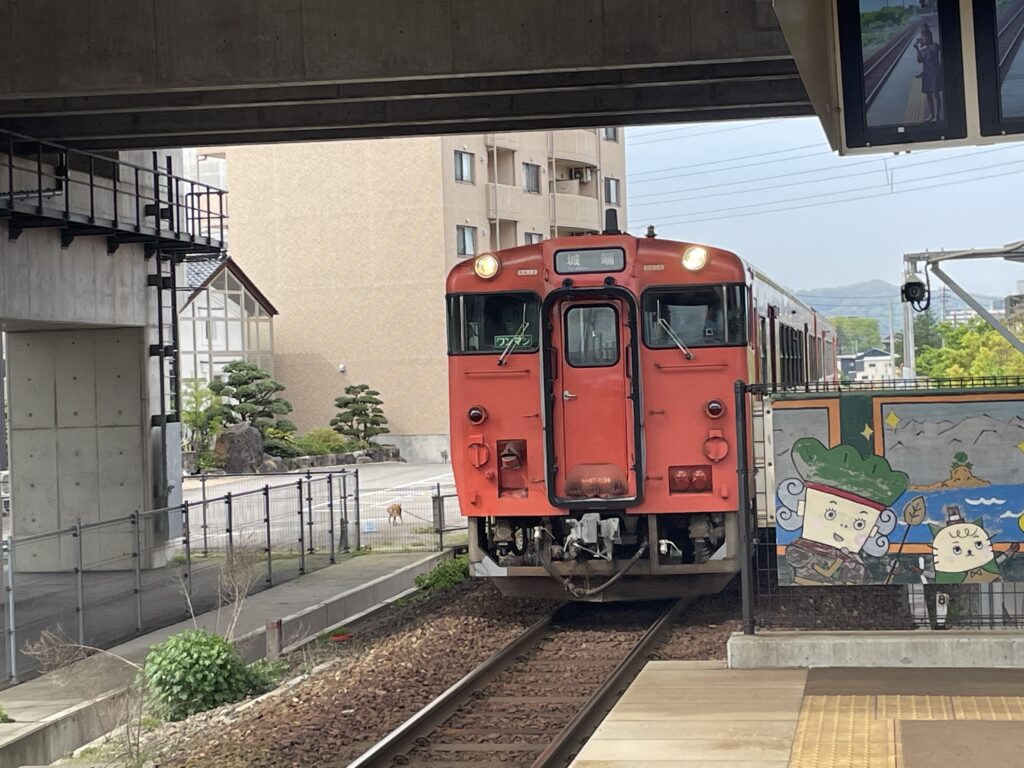 JR城端線：オレンジ色の電車