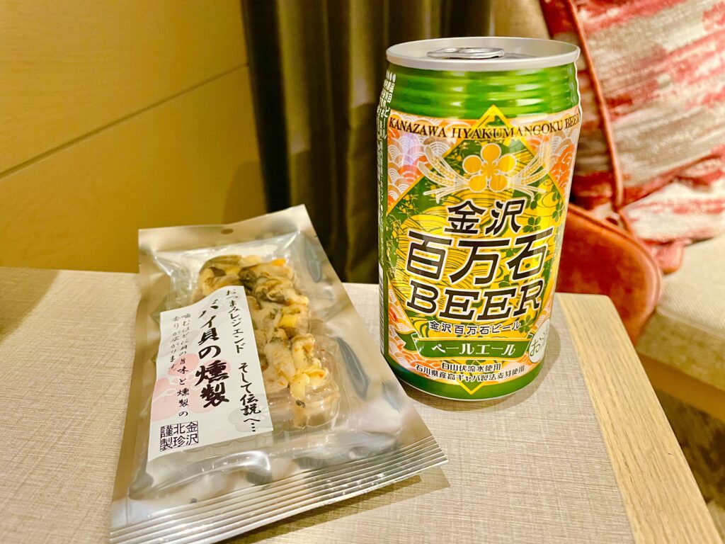 コンビニで買った百万石ビールとバイ貝の燻製