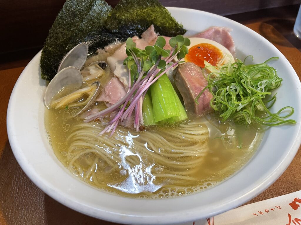 ＜特中華＞鴨ローストとアサリ・煮干しの貝塩ラーメン。具材たっぷりで最高に美味しかった