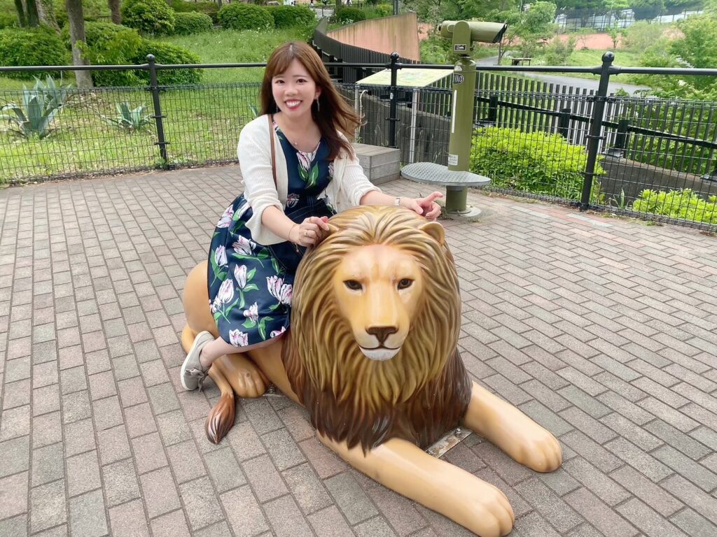 ライオンの像に乗る私