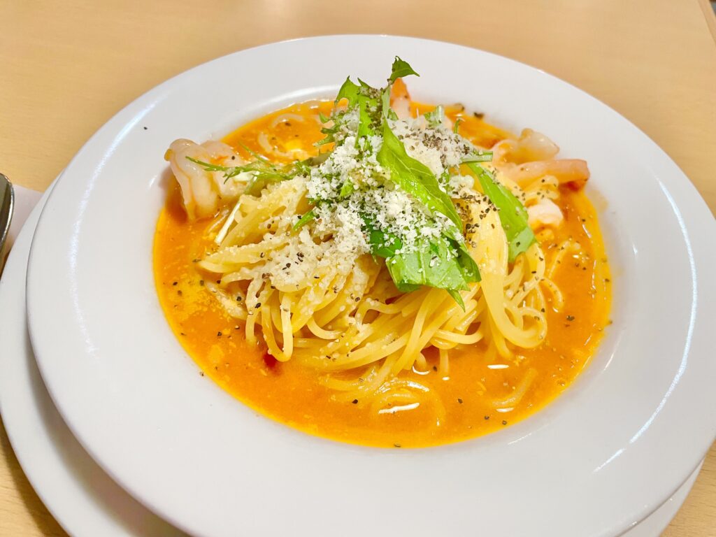 小エビと水菜のトマトクリームソースパスタ