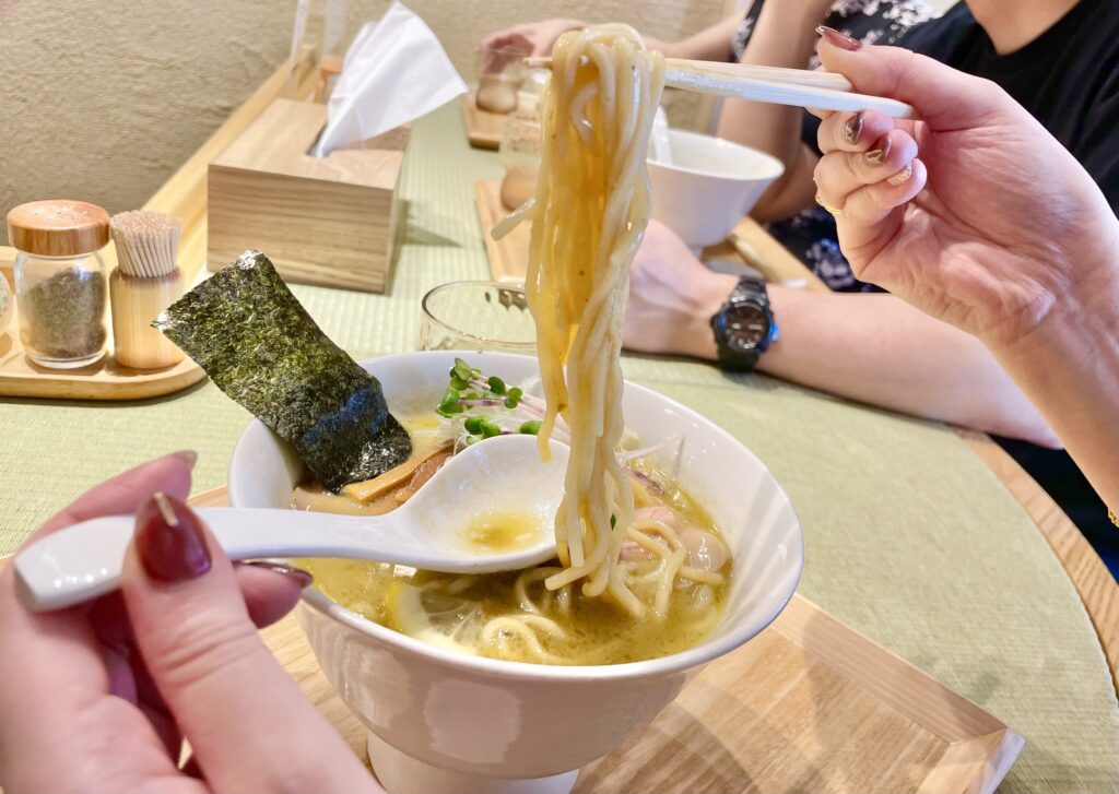 「濃厚牡蠣らぁ麺」の麺の様子