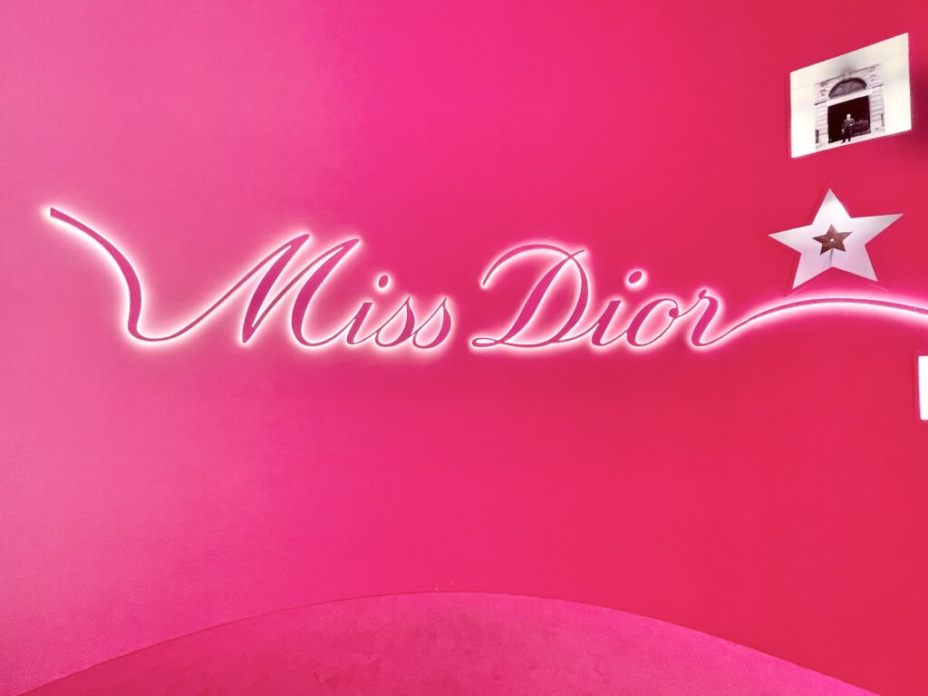 入口にあるMiss Diorのロゴ