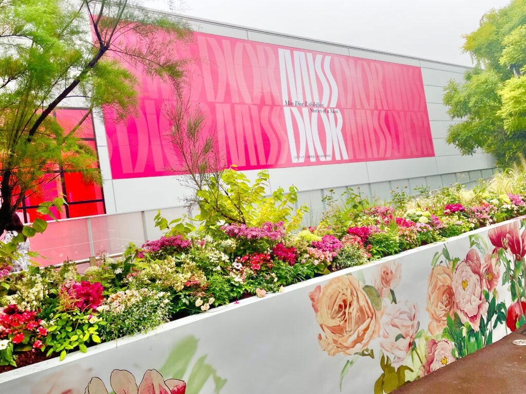 お花に囲まれたMiss Dior展の美術館外観