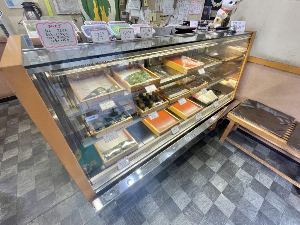 「村上屋餅店」のショーケースに並ぶ和菓子