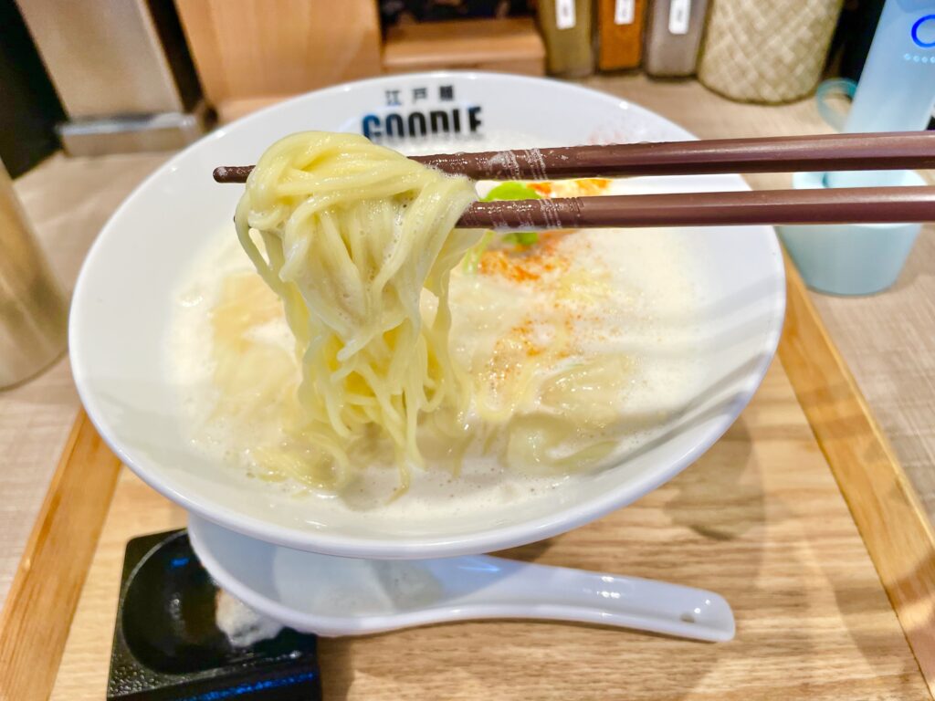 泡のスープが絡むワンタン鶏白湯ラーメン