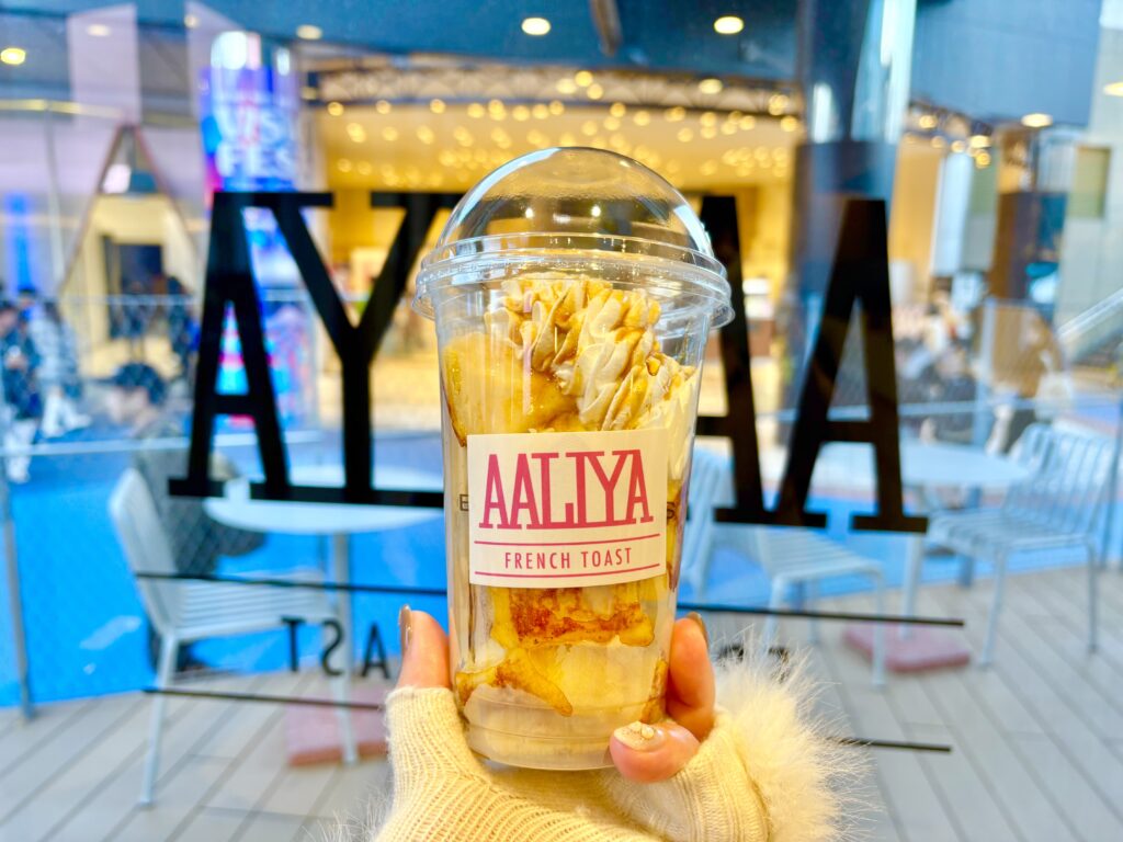 カップに入ったAALIYAのフレンチトースト