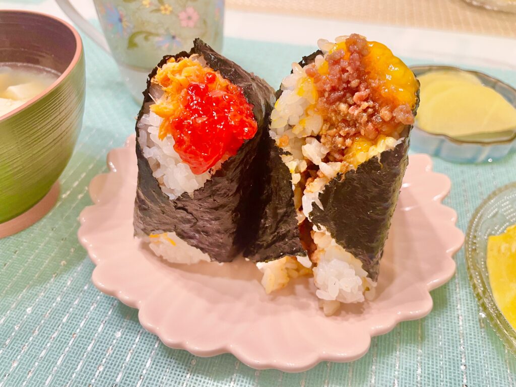 「卵黄醤油漬け＋肉そぼろ」と「すじこ＋さけ」