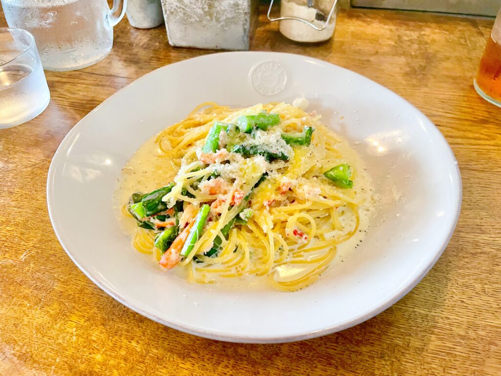 紅ずわいがにとつるむらさきのクリームソースパスタ