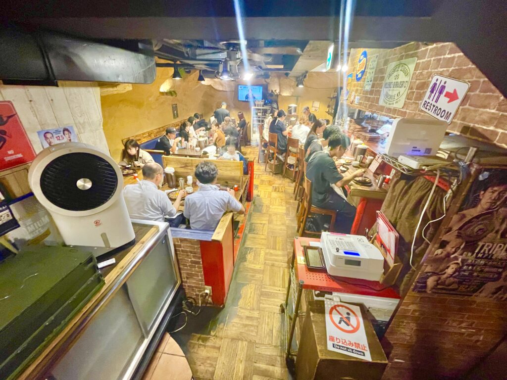 地下に広がるコンパクトな店内