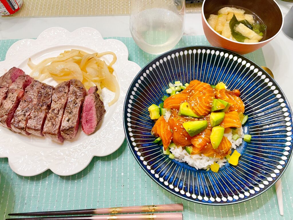 ステーキとサーモンアボカド丼