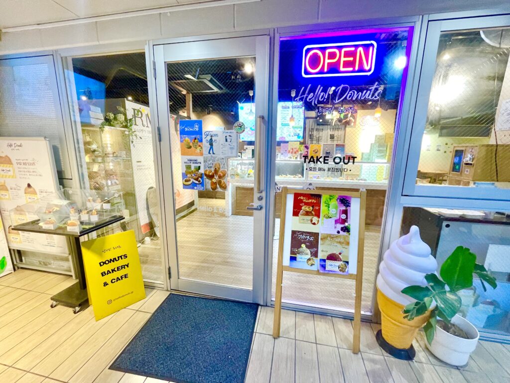 「Hello！Donuts」の店舗入り口前