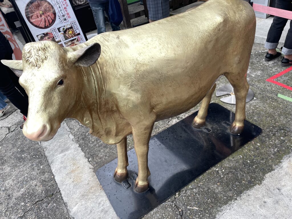 大きな金色の牛のオブジェが目印です。