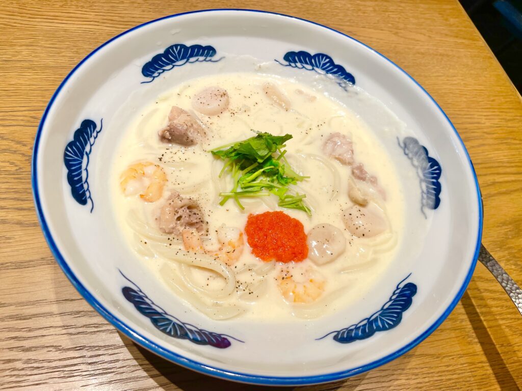 「海老、鶏肉、明太子、貝柱 クリーム三昧のおうどん」2,180円