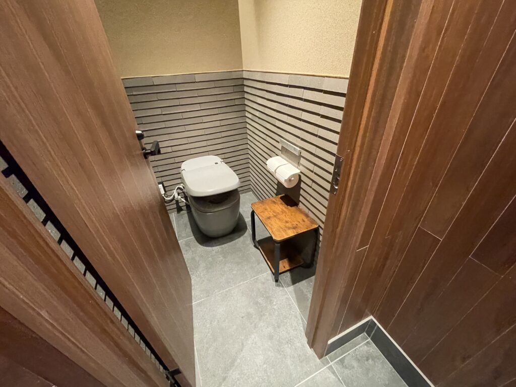 なんと、トイレがグレーカラー！オシャレすぎる！