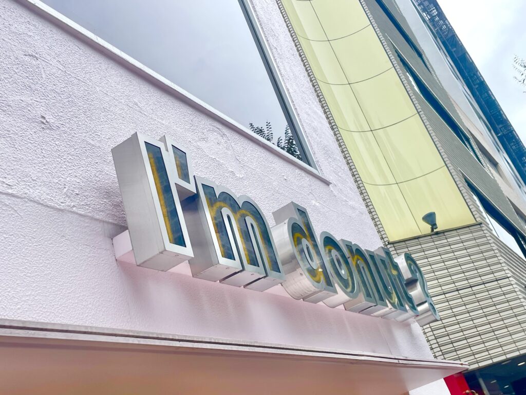 ベビーピンクの外壁で可愛いお店！