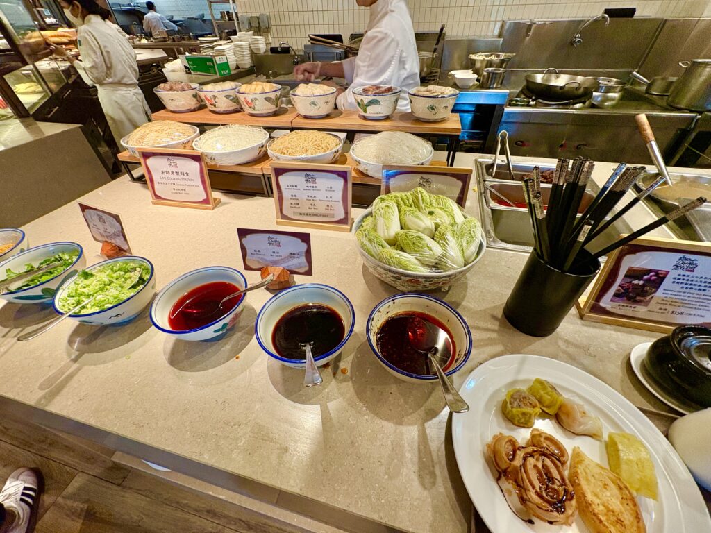 麺やトッピングの種類もチョイス可能