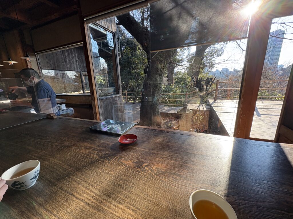 上野公園内なので外の木々が見えます。