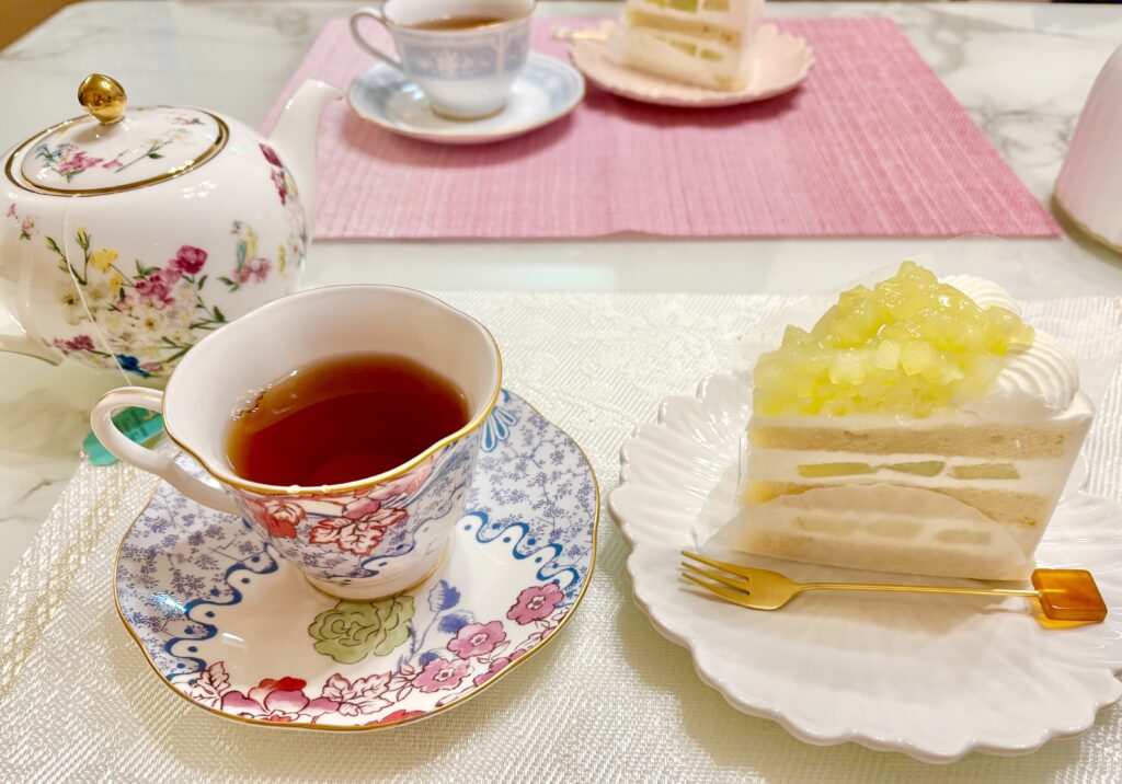 紅茶とスーパーメロンショートケーキ