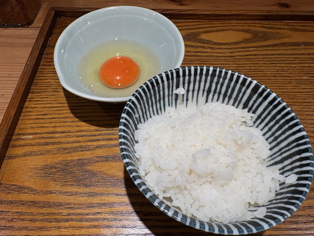 ご飯と生卵が提供されます。