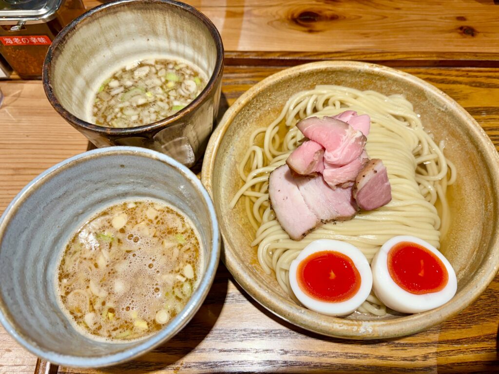 2種類のつけ汁とつけ麺