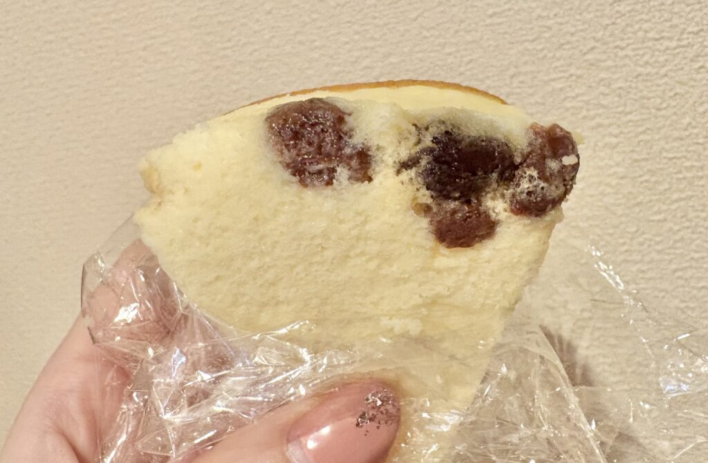 チーズケーキの底にこだわりのレーズンが！