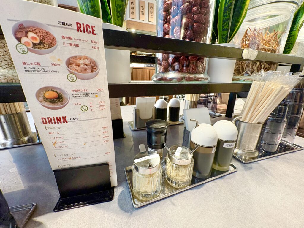 丼メニューやドリンクもあります。