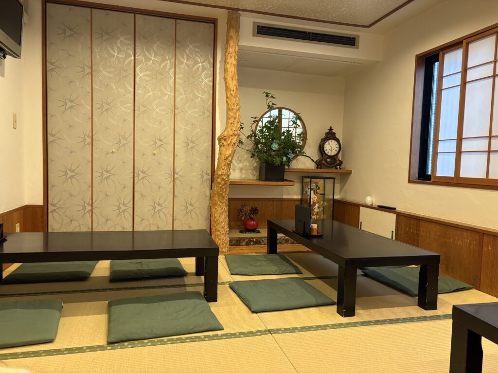座敷席入口入って左側の席