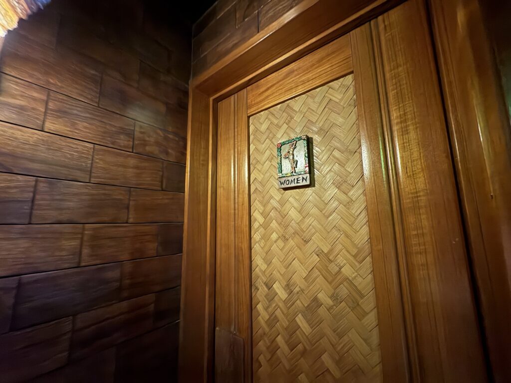 女性用トイレの入口