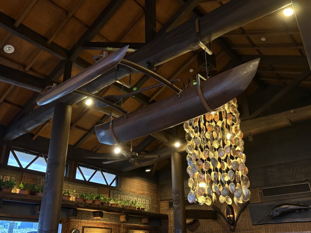 飲食フロアにある天井飾り