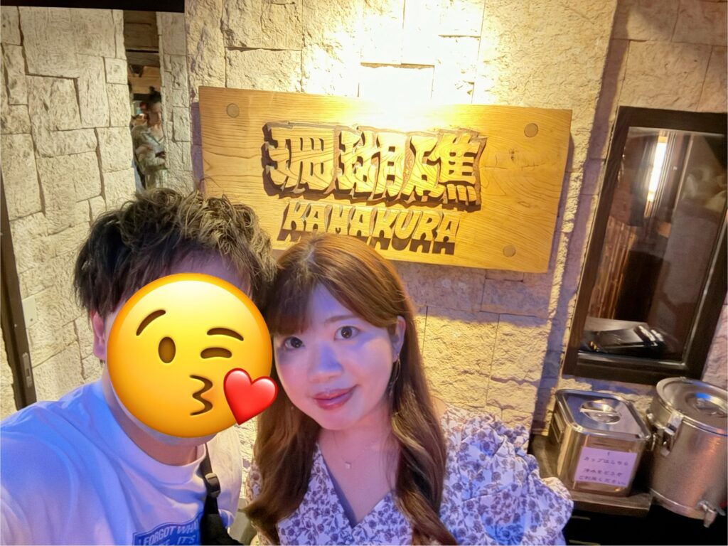 入口の前でツーショット