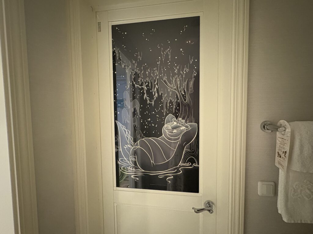 お風呂のドアのルイスも光ります！