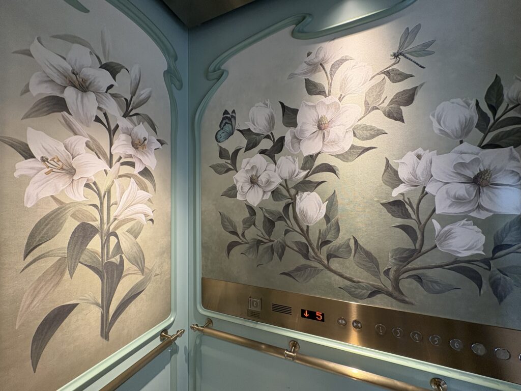 エレベーターの中もユリの花デザイン