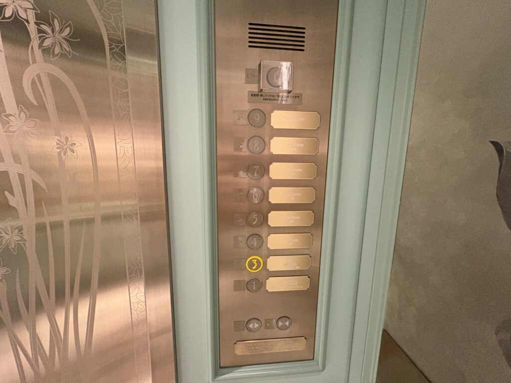 1階〜9階まであります。