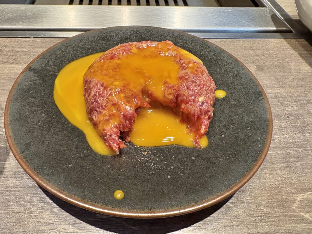 卵の黄身と絡めていただきます。