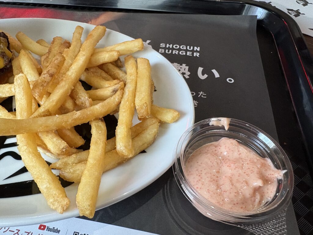 明太マヨソースをディップして食べるポテトが絶品