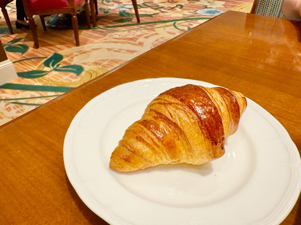 焼き立てのクロワッサン。芳醇な香りが最高