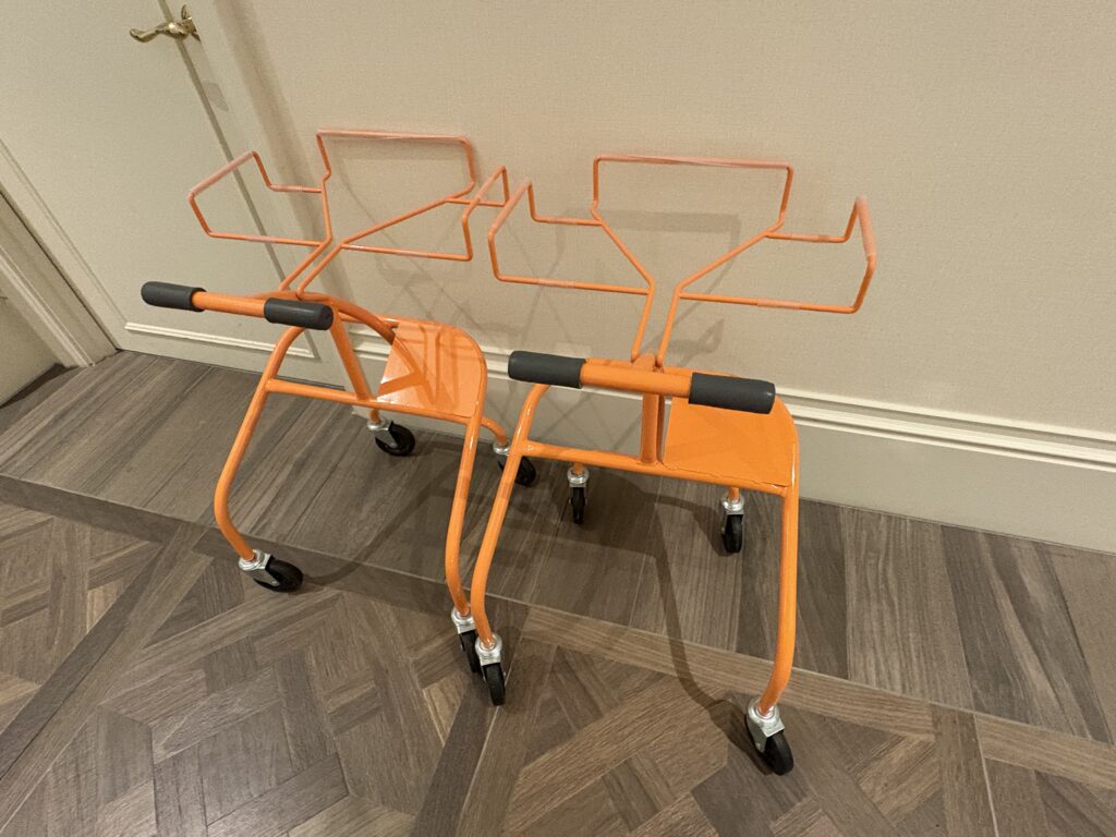 お盆を乗せて運べるカート