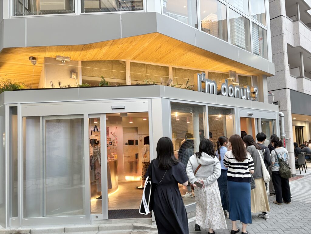 行列が出来ている「アイムドーナツ池袋店」