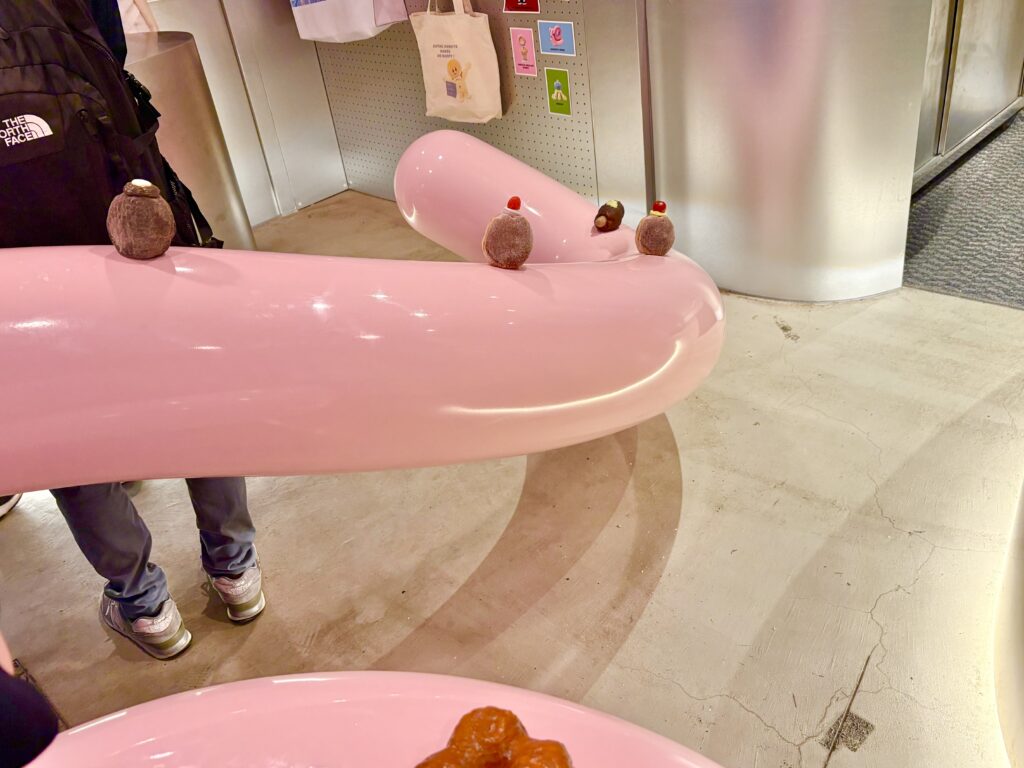 店内にあるピンクのオブジェ(ドーナツが乗ってます)