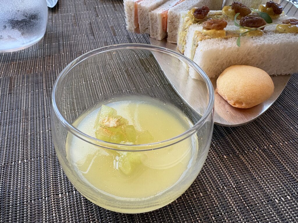 金箔入りのメロンパンナコッタ